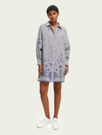 SCOTCH & SODA - Mini-robe brodée à fines rayures raglan