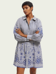 SCOTCH & SODA - Mini-robe brodée à fines rayures raglan