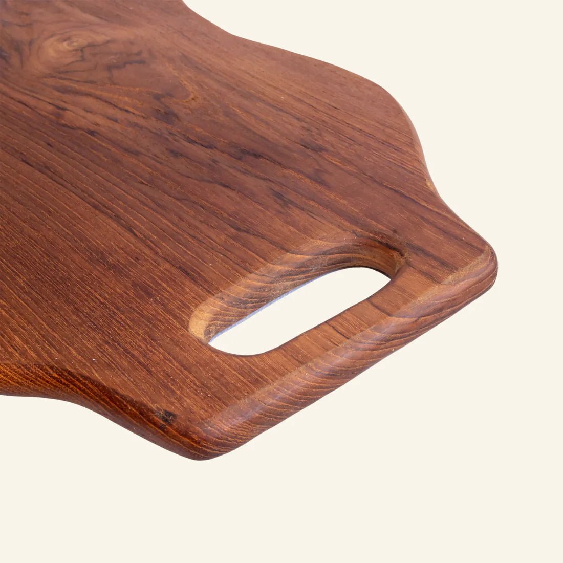 TEAK WOOD CUTTING BOARD WITH HANDLE Crusoe