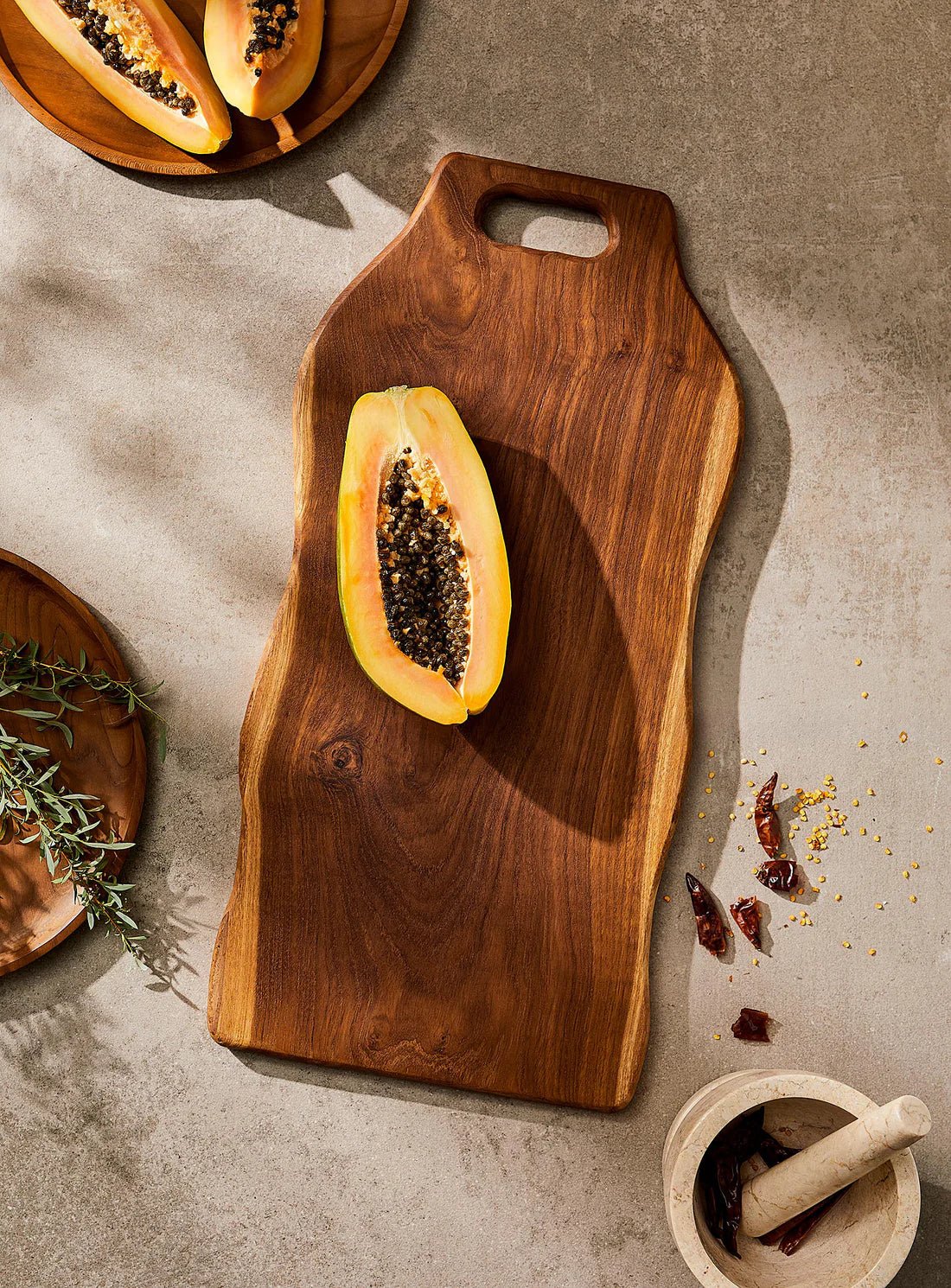 TEAK WOOD CUTTING BOARD WITH HANDLE Crusoe