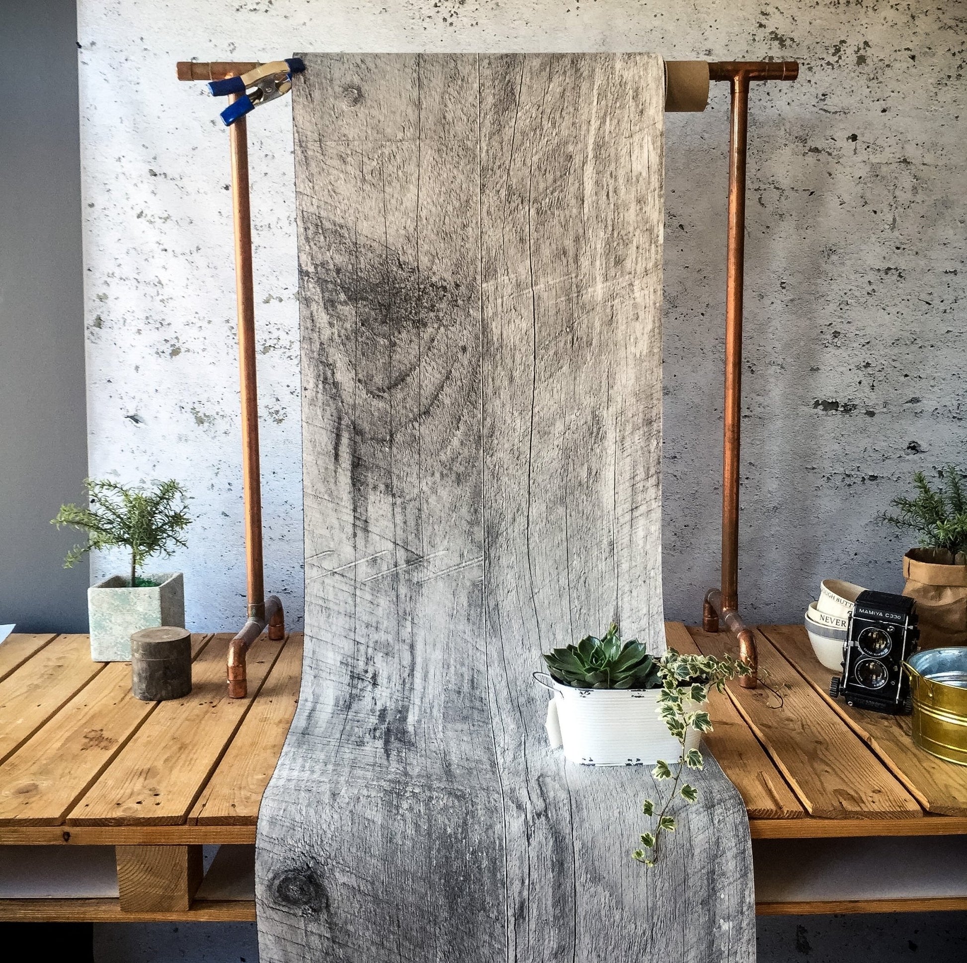 BARN WOOD WALLPAPER - PAPIER PEINT BOIS DE GRANGE walldecor-wallmurals WYNIL 2.2ft x 9ft pre-pasted wallpaper panel | Bande de 66cm x 274cm en pré-encollée Gray 