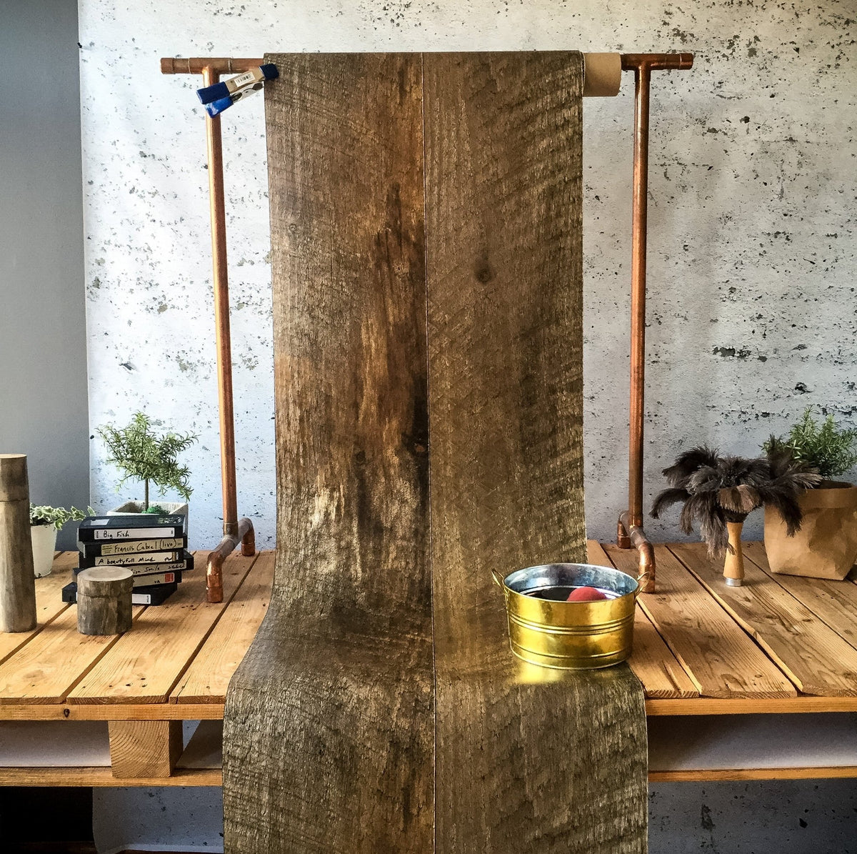 BARN WOOD WALLPAPER - PAPIER PEINT BOIS DE GRANGE walldecor-wallmurals WYNIL 2.2ft x 9ft pre-pasted wallpaper panel | Bande de 66cm x 274cm en pré-encollée Brown 